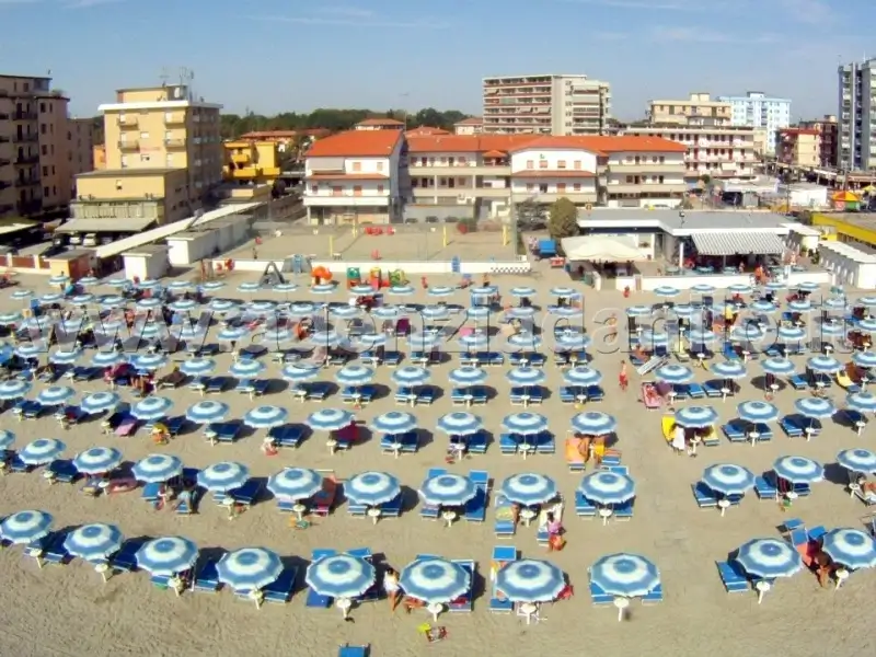 Lo stabilimento di fronte al condominio