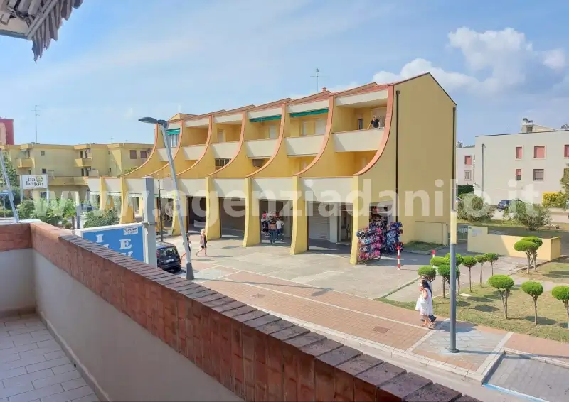 La vista del viale pedonale dal balcone