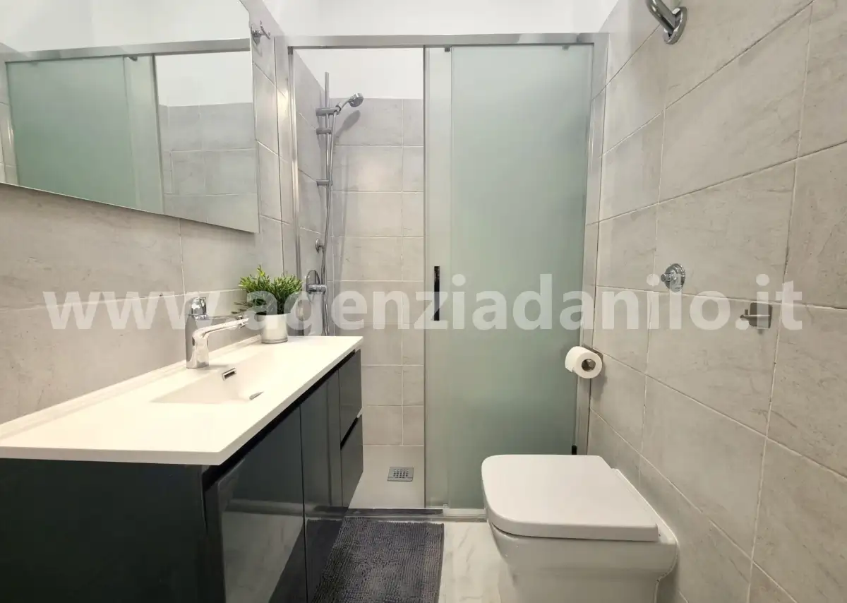 Il bagno con box doccia