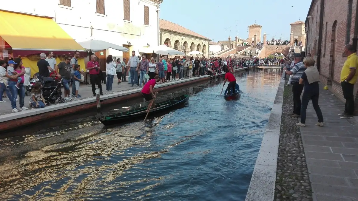 La bella Comacchio a 8 km
