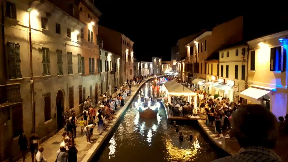 La bella Comacchio a 8 km