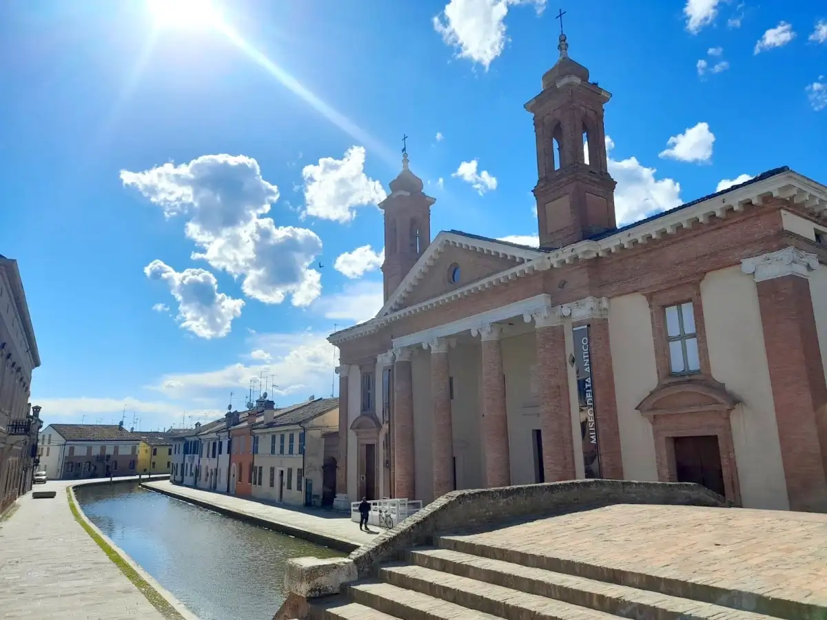 La bella Comacchio a 8 km