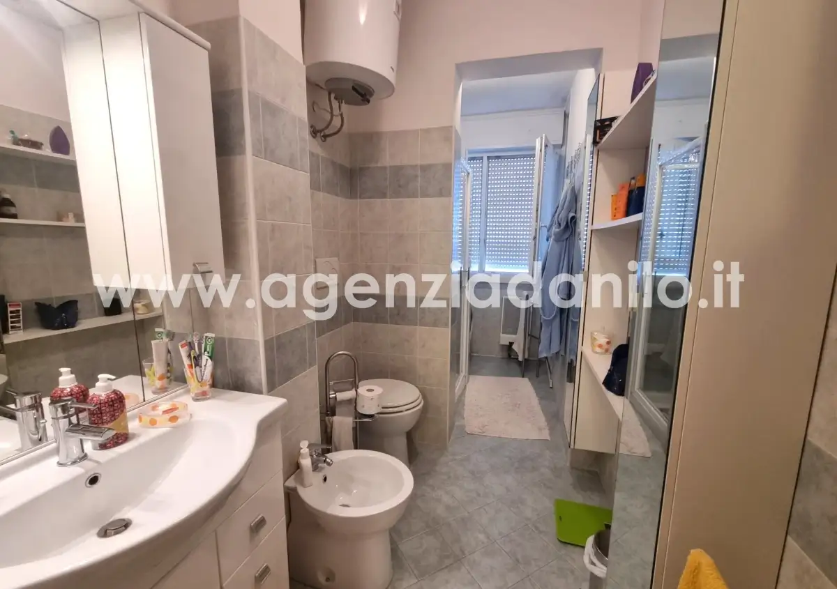 Il bagno con box doccia